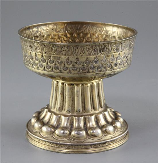 An Edwardian embossed silver gilt replica of the 16th century Tudor Holms Cup, 11 oz.
